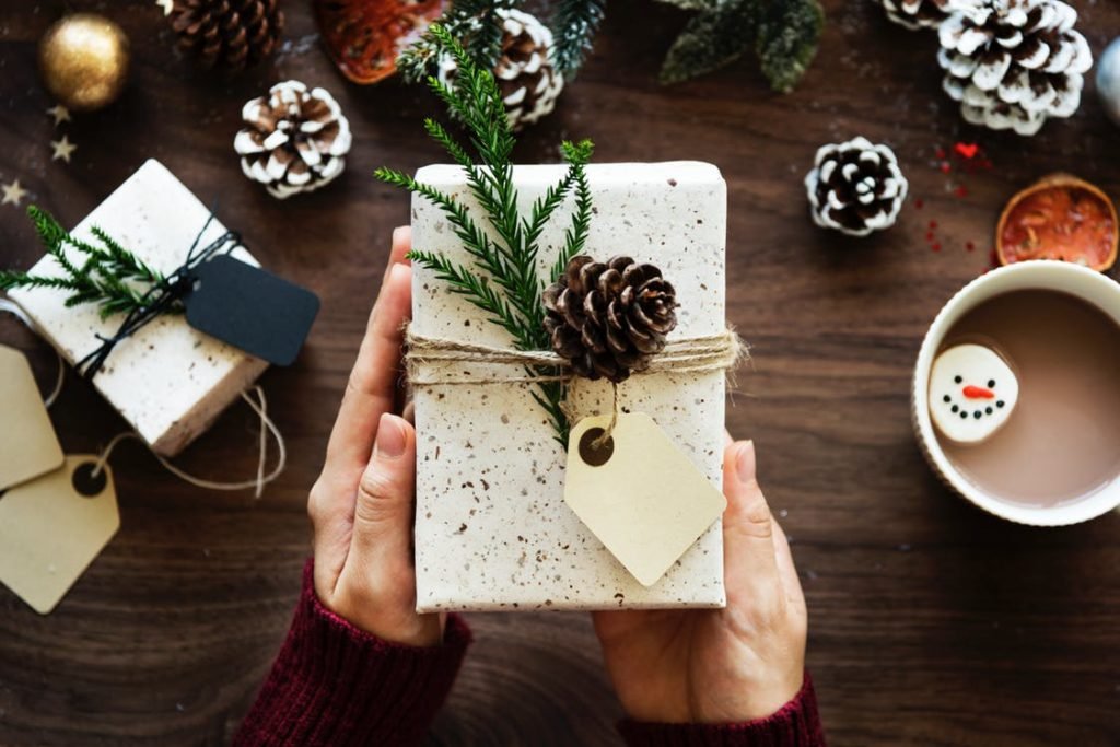 gifts with pinecones and hot chocolate